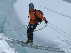 Le jeu d'échelles et crevasses sur le glacier Khumbu