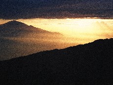 Coucher du soleil sur le Kili  avec le mont  Meru à l'arrière